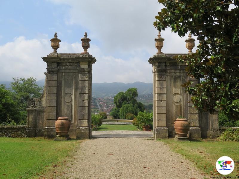 Villa la Magia, ingresso al giardino, con lo sfondo della fontana