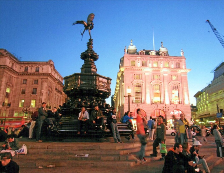 Disavventure in viaggio, Londra Piccadilly Circus