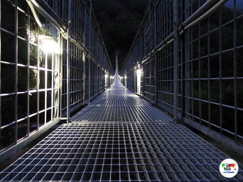 Il Ponte sospeso delle Ferriere a Pistoia in notturna