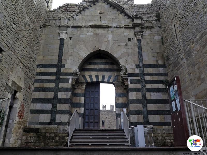 Il Castello dell'Imperatore a Prato , la rampa di ingresso