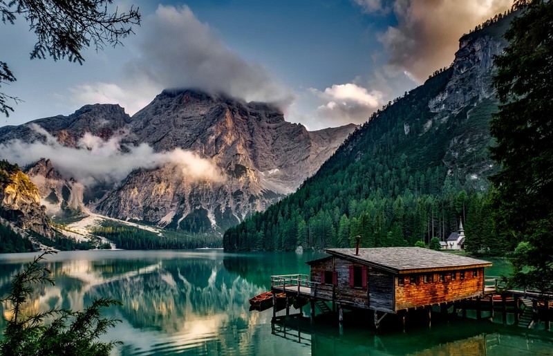 skyscanner-lake-braies-italy-pixabay.