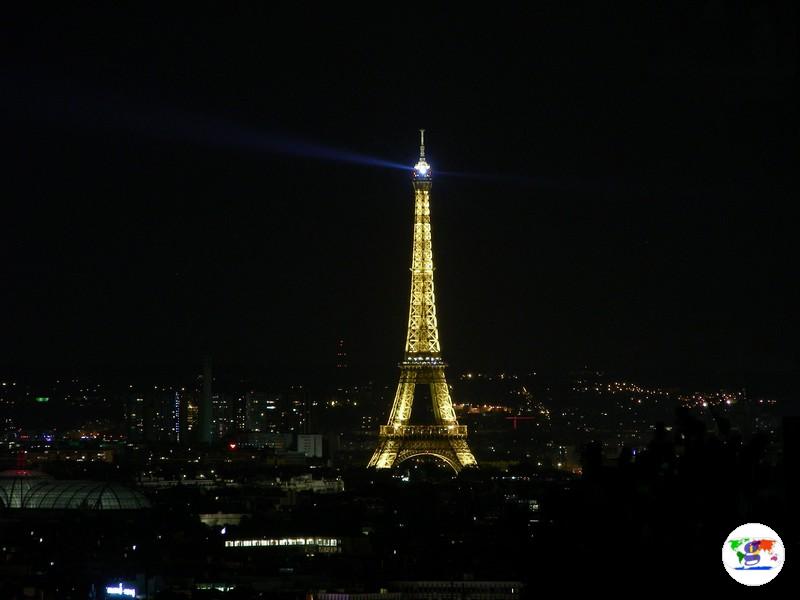 La Torre Eiffel in notturna