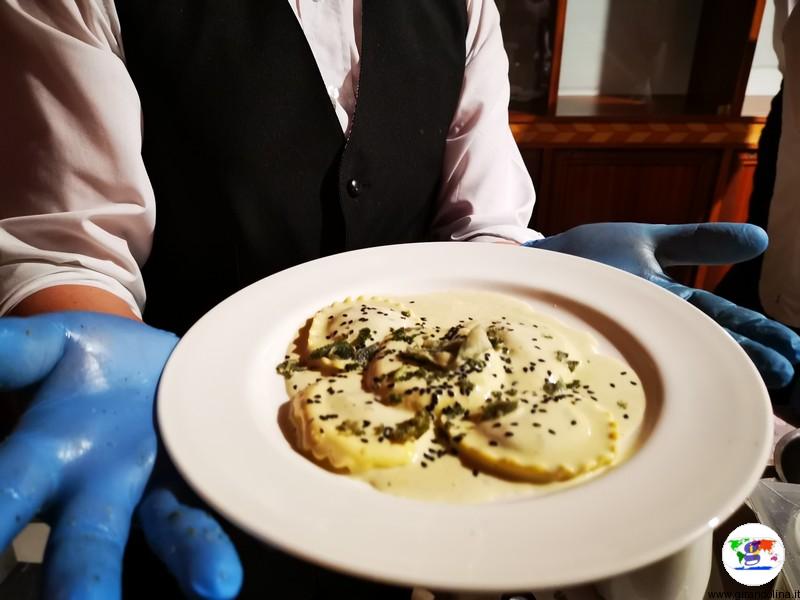 Tasting Montecatini,ravioli pesciatini artigianali in crema   di blu stynton cheese con briciole di salvia fritta e sesamo nero proposti da Casa Gala