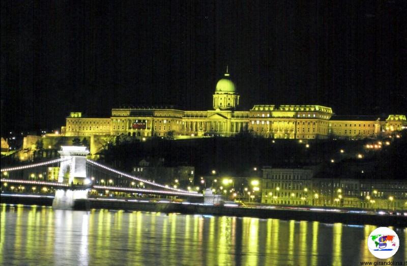 Budapest e il Castello di Buda in notturna