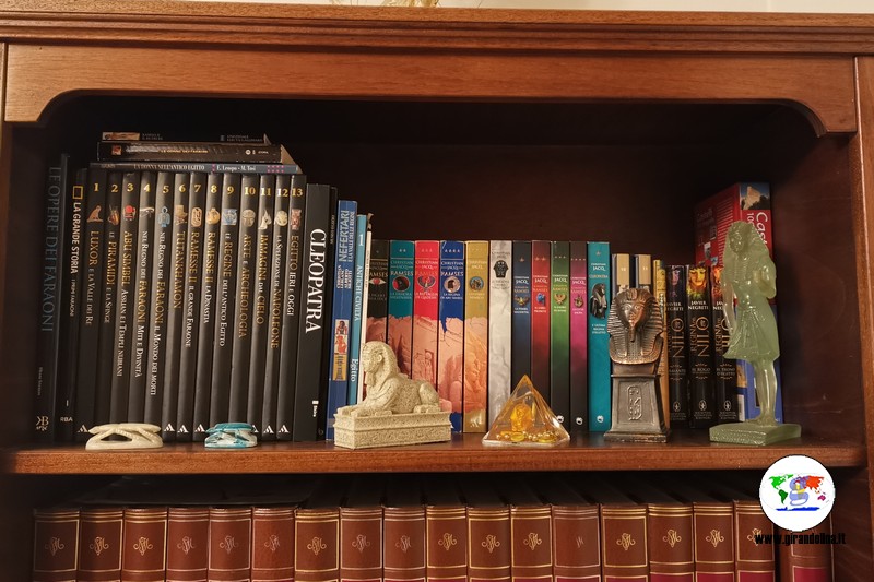 La sezione egiziana della mia libreria ;idee per trascorre prima il tempo nell' isolamento da coronavirus