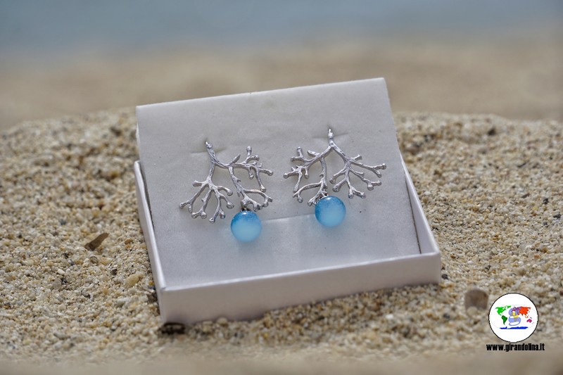 Perle dell'Elba, gli orecchini corallo blue edition