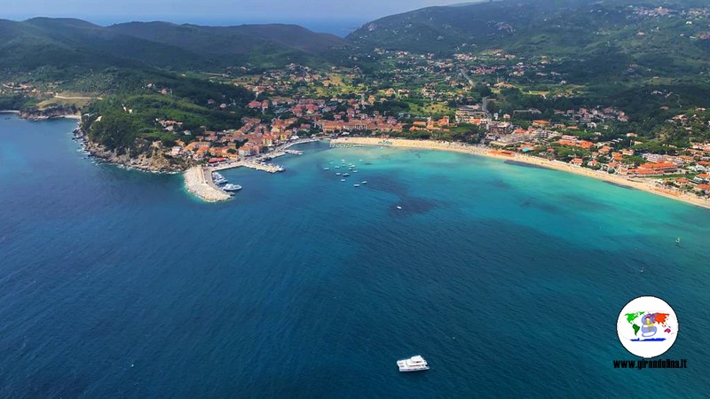 Volare all'elba,  Marina di Campo vista dal finestrino