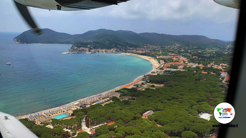 Volare all'elba,  Marina di Campo vista dal finestrino