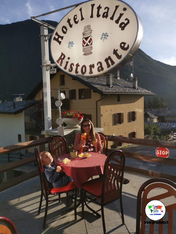Dove dormire a Brusson, aperitivo alla Caffetteria Terrazza Italia 