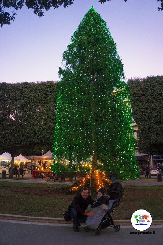 Arezzo Città del Natale  bancarelle in Piazza Grande