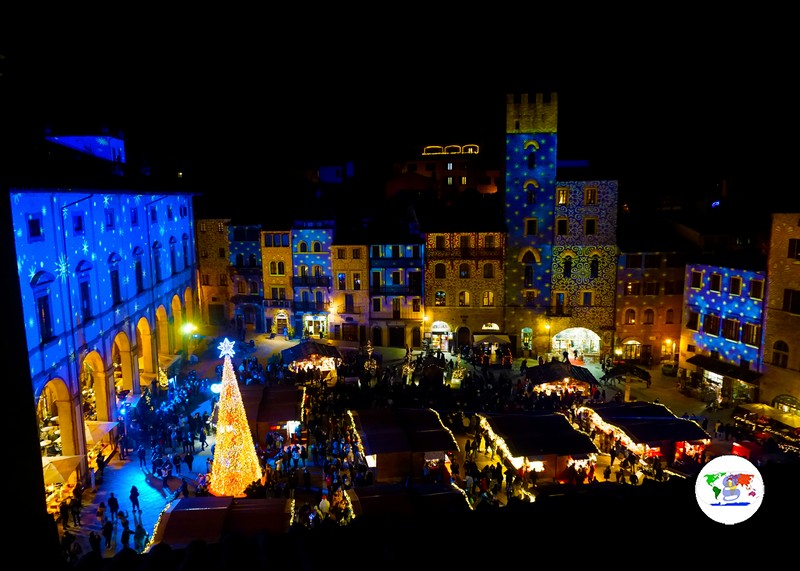 Arezzo Città del Natale  bancarelle in Piazza Grande