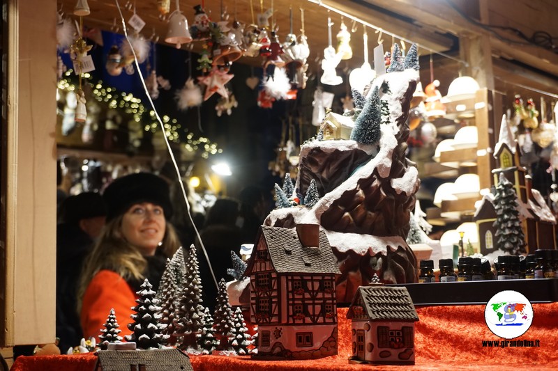 Arezzo Città del Natale  bancarelle in Piazza Grande