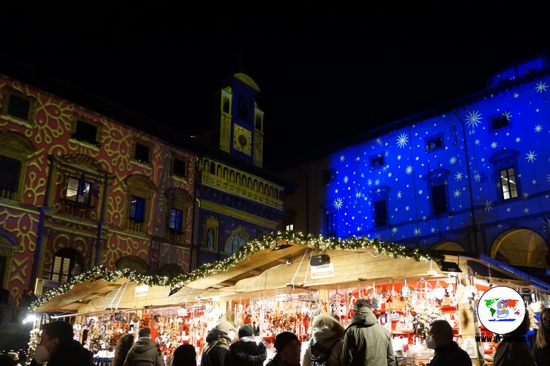 Arezzo Città del Natale  bancarelle in Piazza Grande