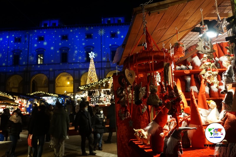 Arezzo Città del Natale  bancarelle in Piazza Grande