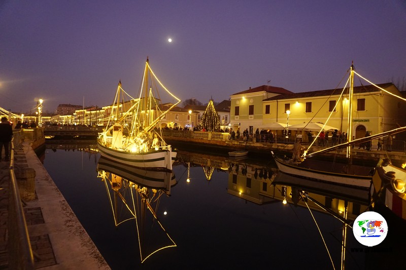 Il Presepe galleggiante della Marineria di Cesenatico al tramonto