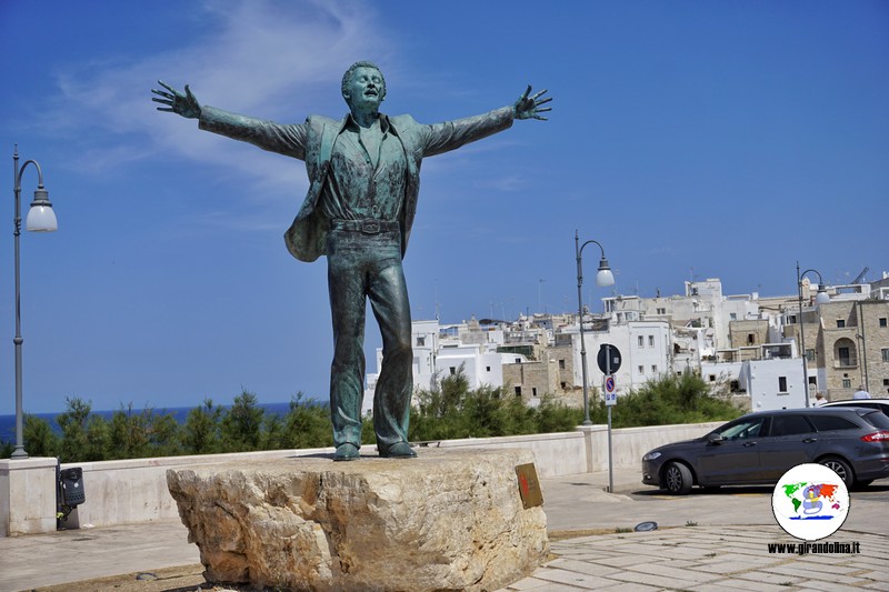 La statua di Domenico Modugno