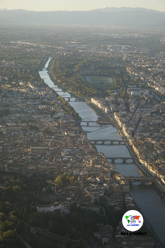 Volo privato su Firenze, l'Arno sotto di noi