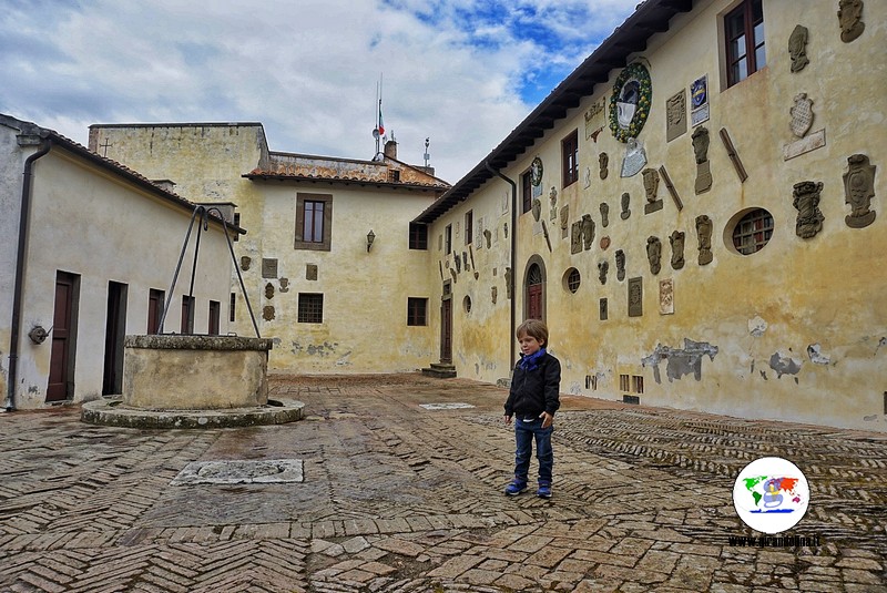 Cortile del Castello con gli stemmi