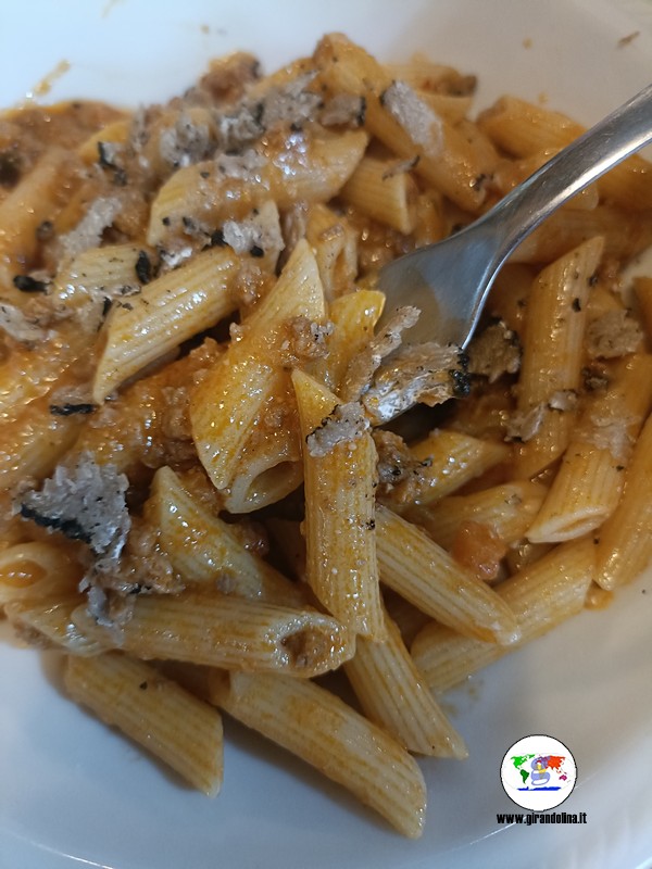 Circolo la Terrazza Ghizzano, la pasta con il ragù e tartufo come si mangia in Valdera