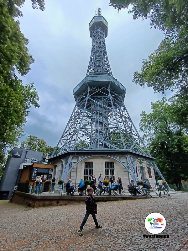 Praga per i bambini - la Torre di Petrin