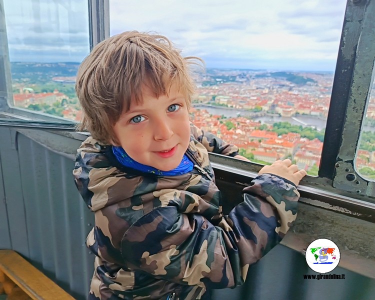 Praga per i bambini - Torre di Petrin