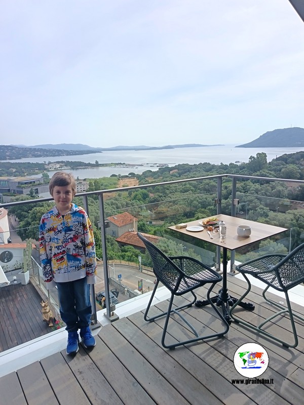 La colazione presso la terrazza dell'Hotel Alcyon